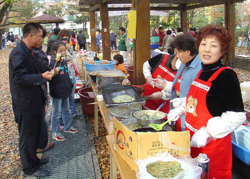 "추워도 힘들지 않아요." 어린이들에게 가장 인기가 있었던 자비정사에서 마련한 '사랑의 분식점' 